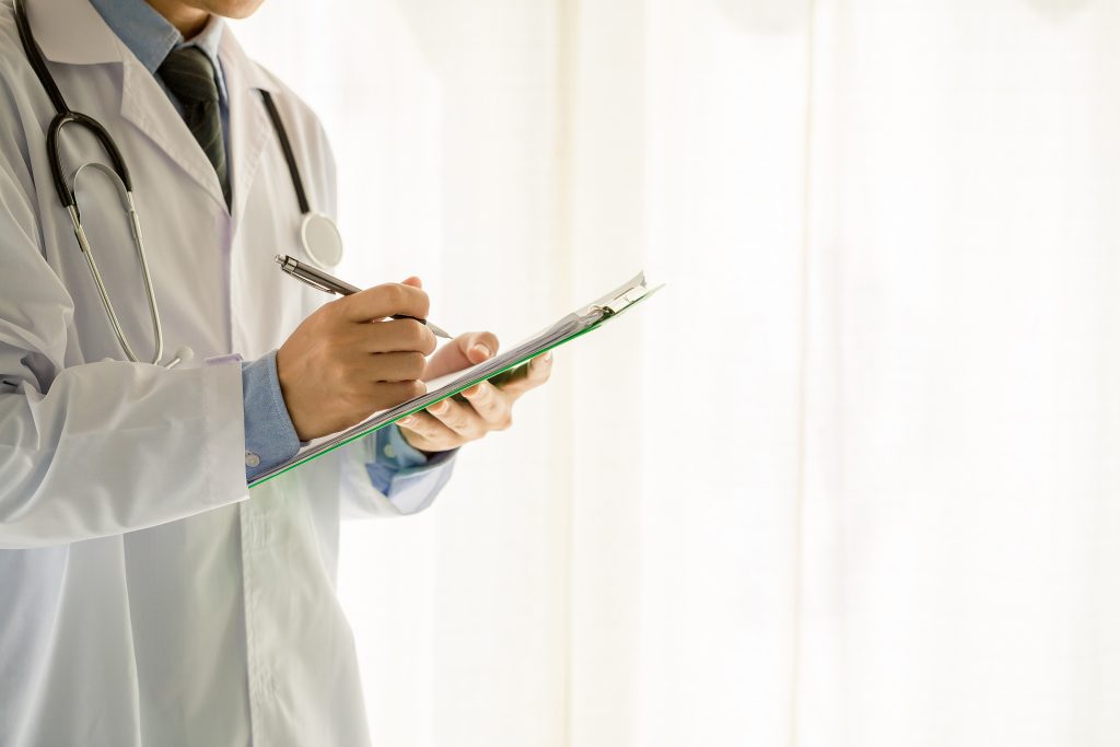médico segurando prancheta