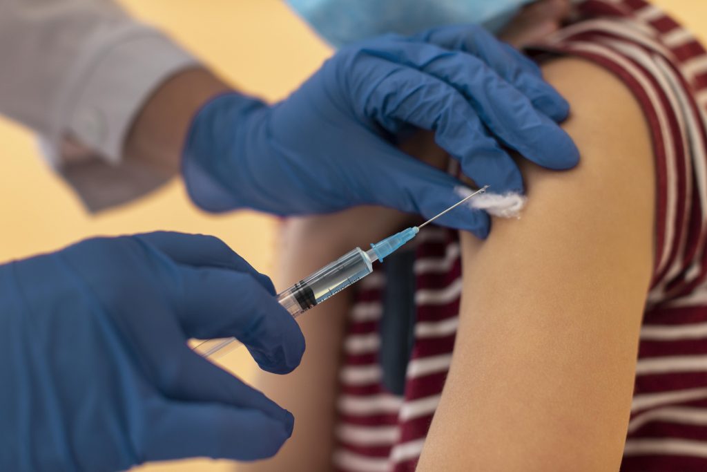 moça recebendo vacina da gripe